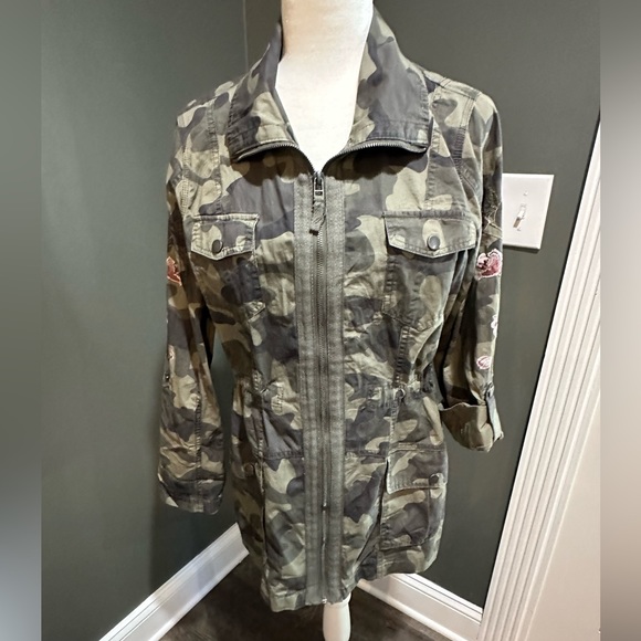 Jade & Ivory Camo lightweight jacket sleeves are embroidered with flowers medium - Picture 5 of 15